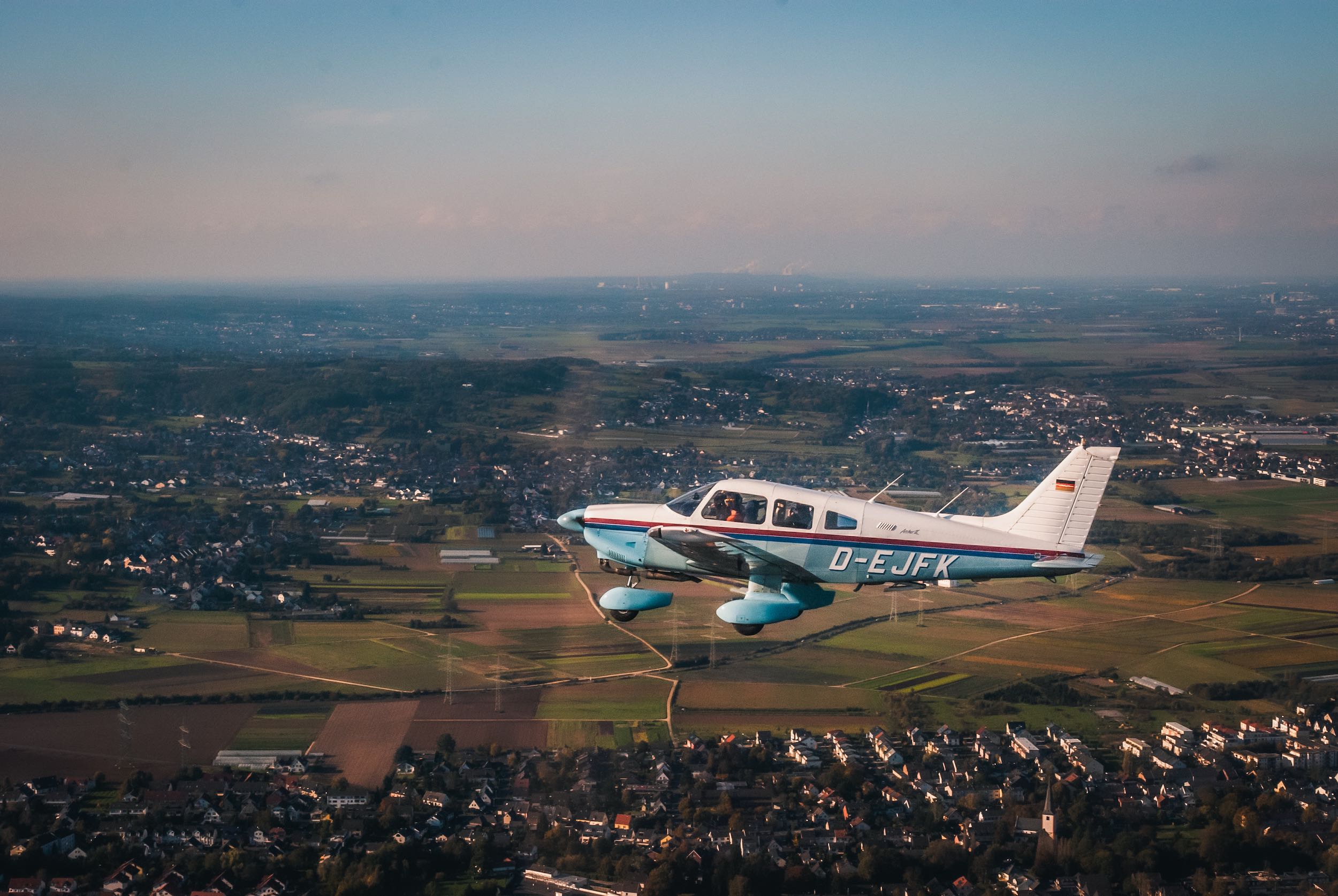 Vereinsflugzeug im Vorbeiflug