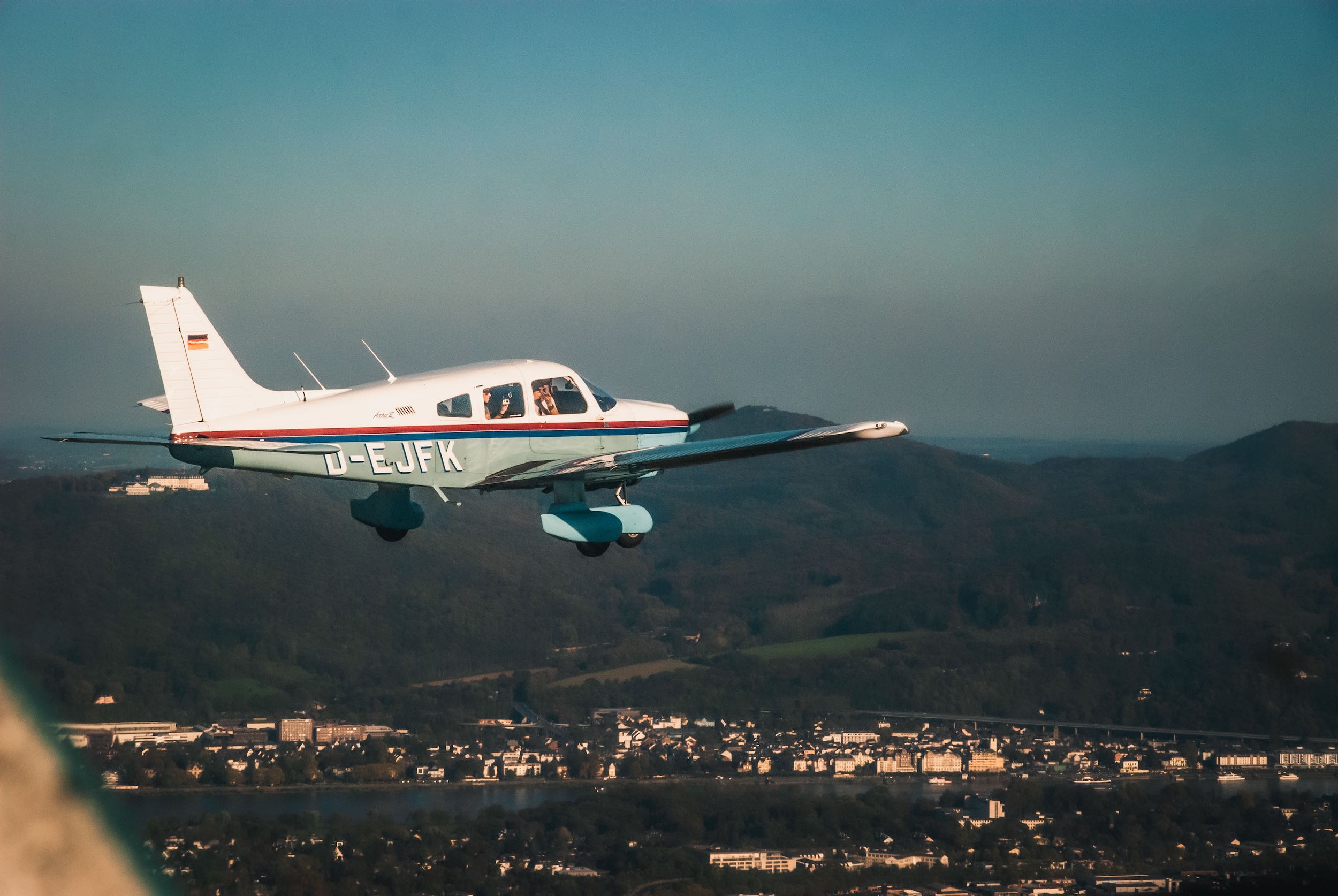 Clubflugzeug im Formationsflug von schräg hinten