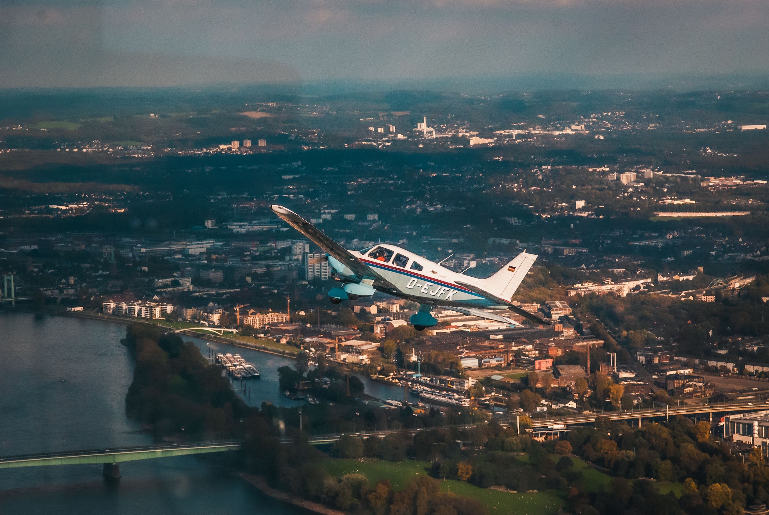 Abrehendes Clubflugzeug im Formationsflug