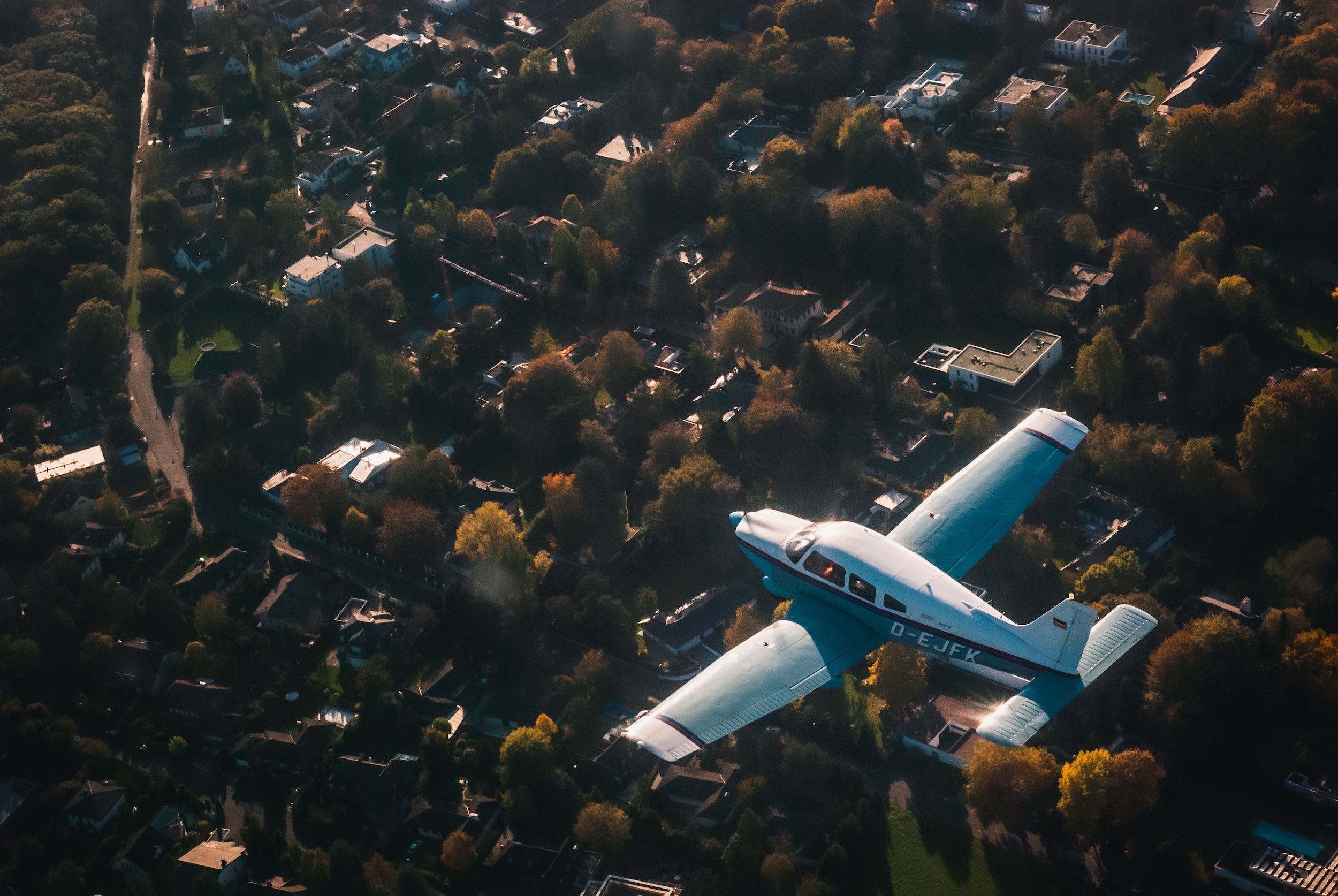 Clubflugzeug im Formationsflug von oben