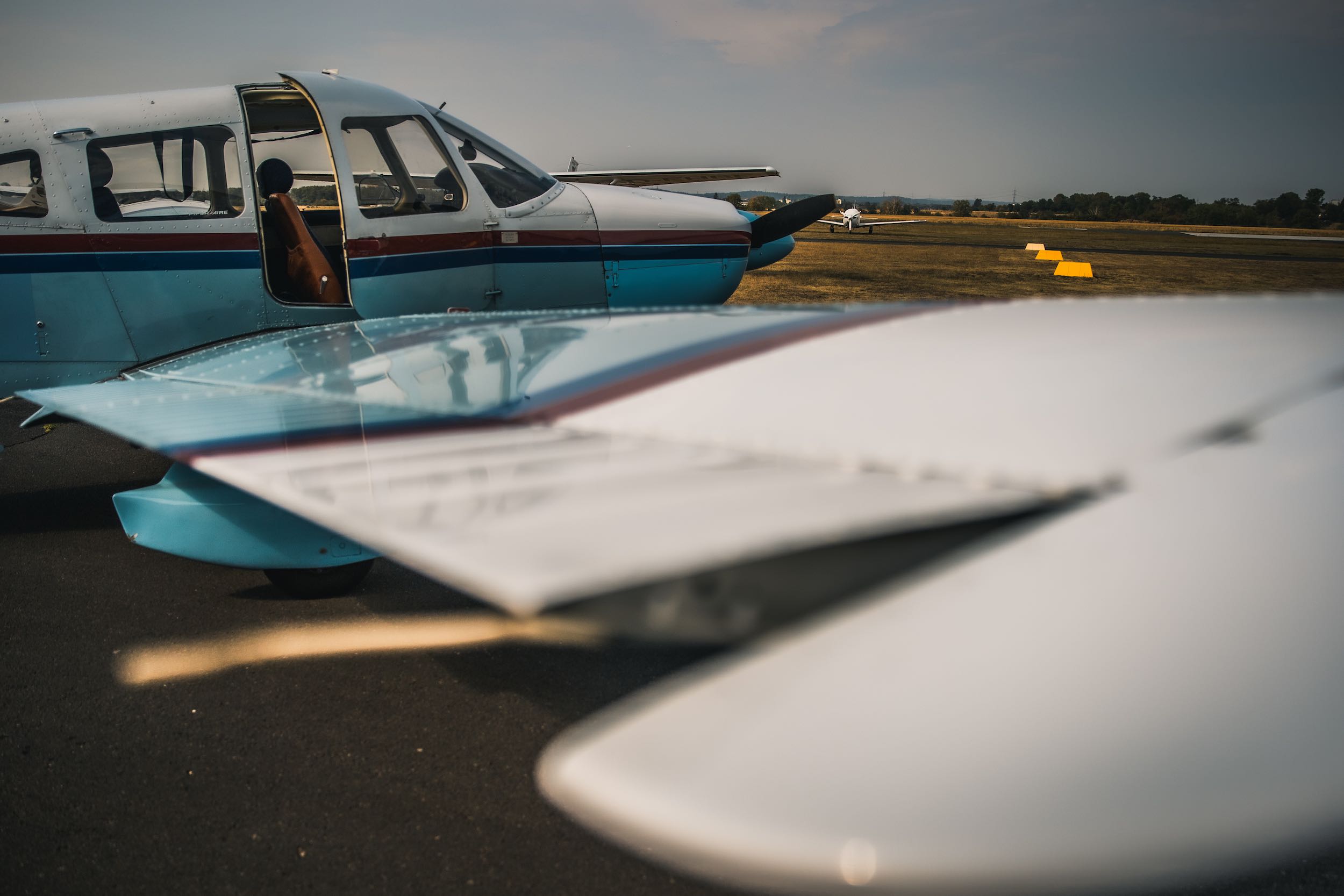 Blick über die Tragfläche auf unser Clubflugzeug