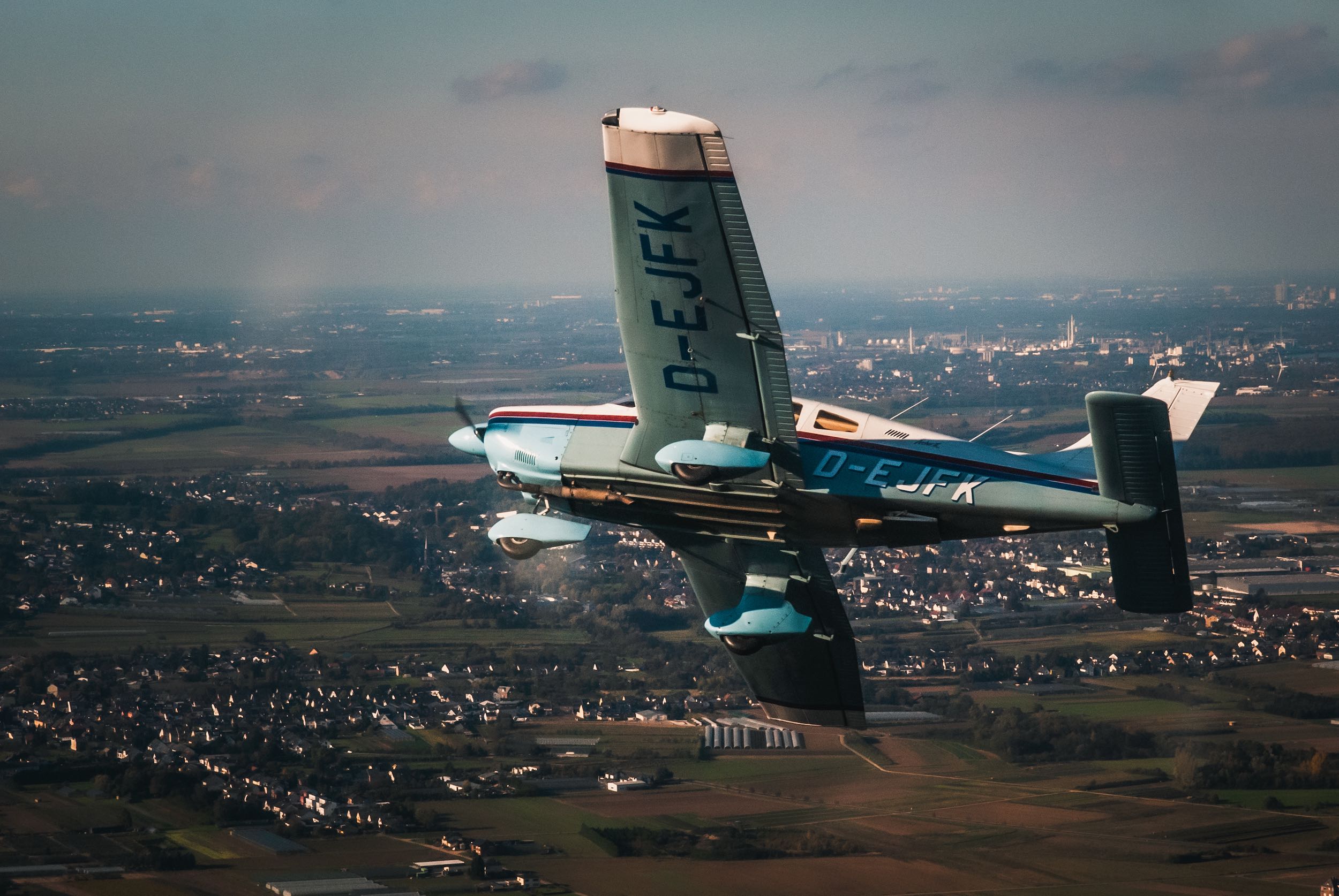 Abrehendes Clubflugzeug im Formationsflug