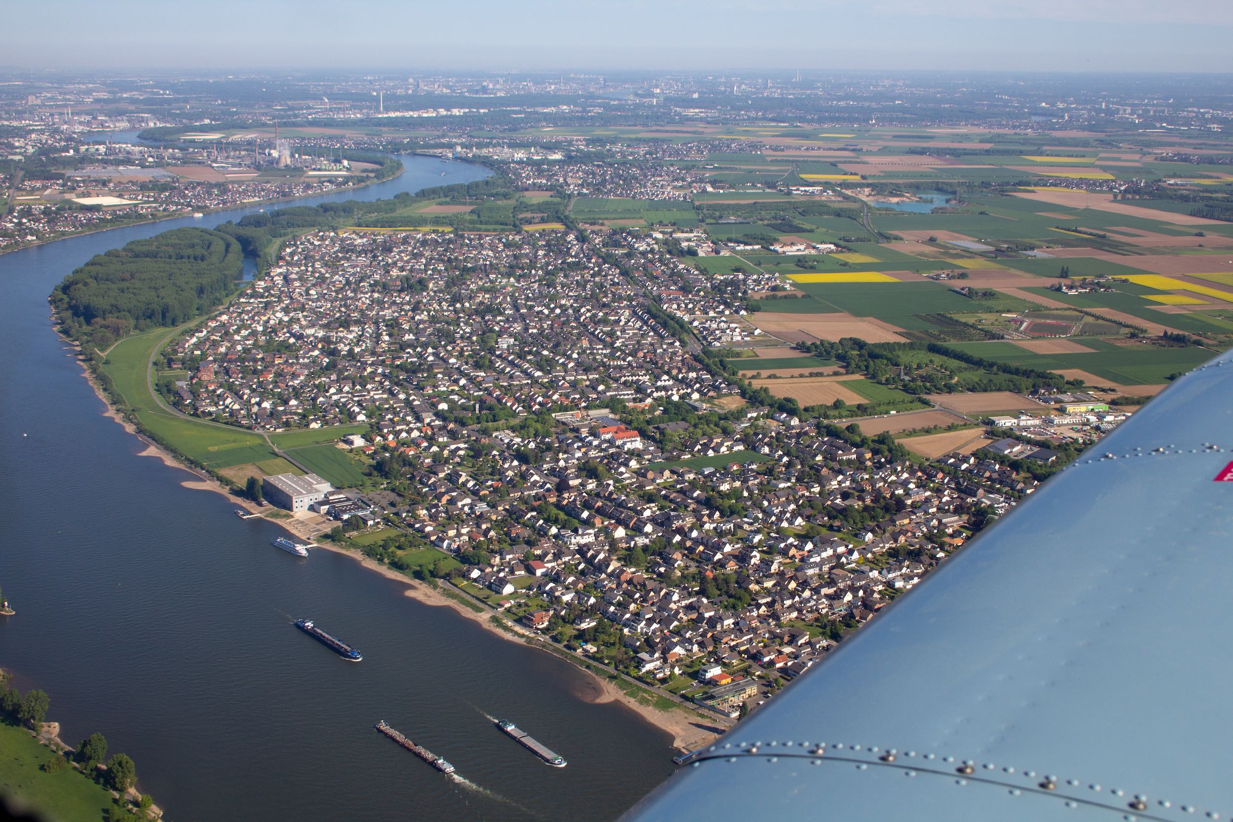 Blick entlang des Rheins am südlichen Einflugpunkt in die Kontrollzone von EDDK