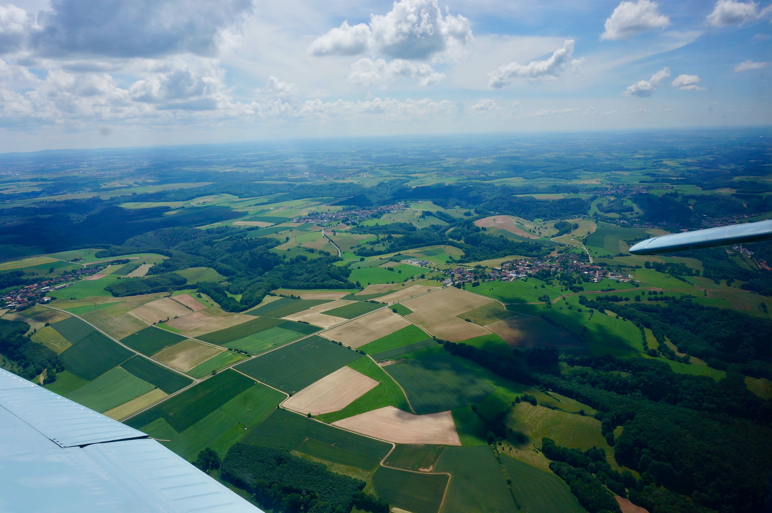 Blick über grüne Bayerische Felder aus dem Vereinsflugzeug